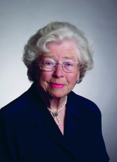 Eldre kvinner med briller mot grå bakgrunn