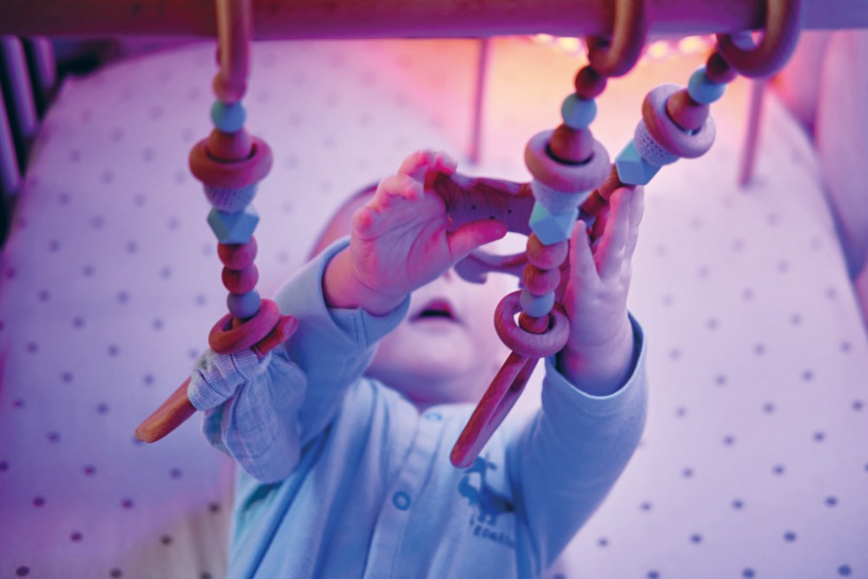 Foto av baby med lekerangle. Foto: Zhuravlev Andrey / Shutterstock / NTB