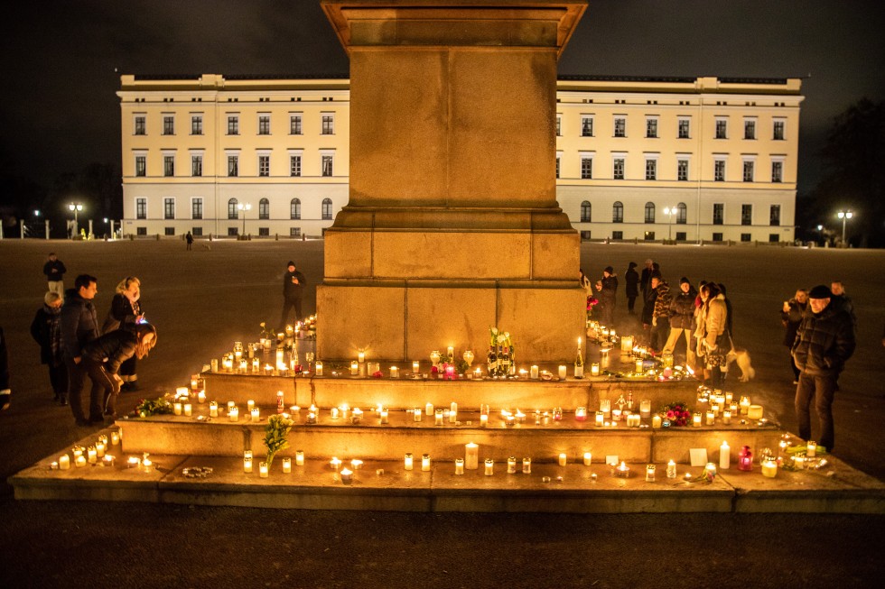 Blomster og lys på Slottsplassen til minne om Ari Behn som tok sitt eget liv i desember. Foto: Hallgeir Vågenes / VG