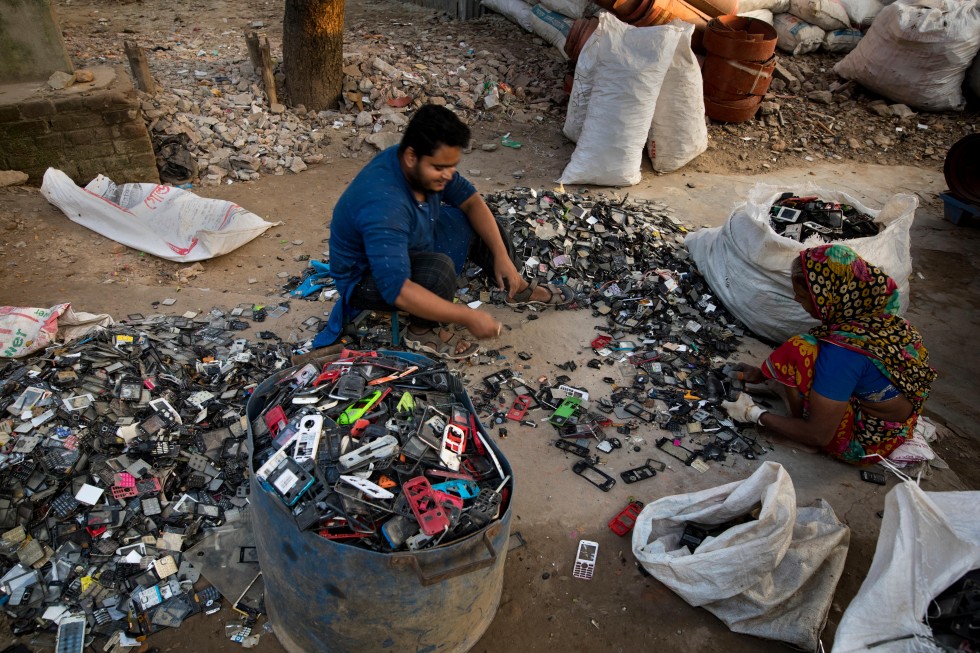 MOBILUTSLIPP En naturlig oppfølging av klimaregnskapet vil være å se nærmere på forbruk av eksempelvis mobiltelefoner, som bidrar vesentlig til klimautslipp når de blir produsert. I Dhaka i Bangladesh jobber denne mannen og kvinnen med å plukke ut deler s