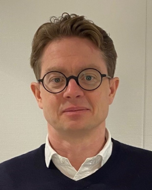Fotografi av mann med briller mot hvit bakgrunn