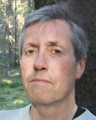 Portrett av mann med trær i bakgrunnen